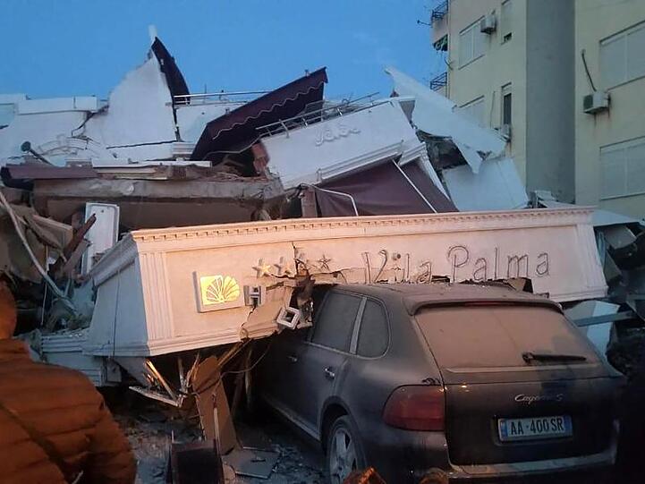 Das Ende eines Hotels: In der Stadt Durres haben Trümmer ein Auto teilweise begraben.
