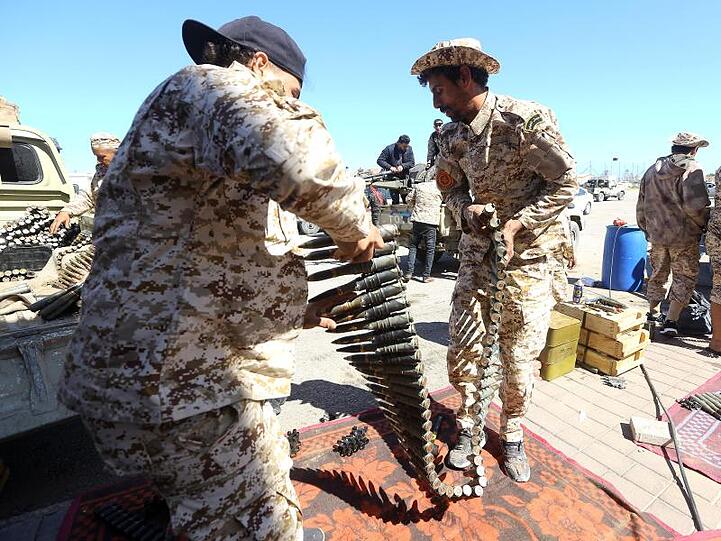 Regierungstreue Kämpfer bereiten sich bei Tripolis auf den Einsatz gegen die sogenannte "Libysche Nationalarmee" (LNA) unter General Haftar vor.