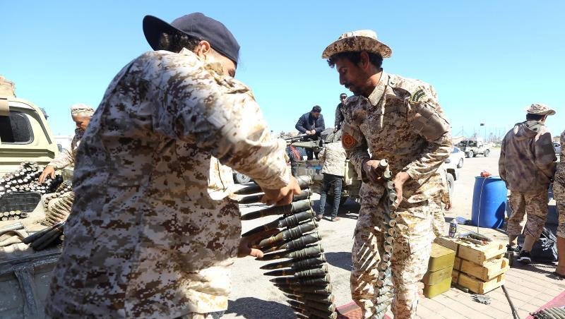 Regierungstreue Kämpfer bereiten sich bei Tripolis auf den Einsatz gegen die sogenannte "Libysche Nationalarmee" (LNA) unter General Haftar vor. Regierungstreue Kämpfer bereiten sich bei Tripolis auf den Einsatz gegen die sogenannte "Libysche Nationalarmee" (LNA) unter General Haftar vor.