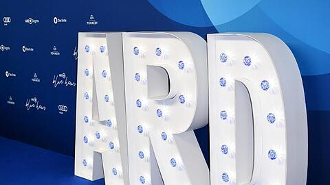 Ein übergroßes ARD Logo ist aufgestellt.