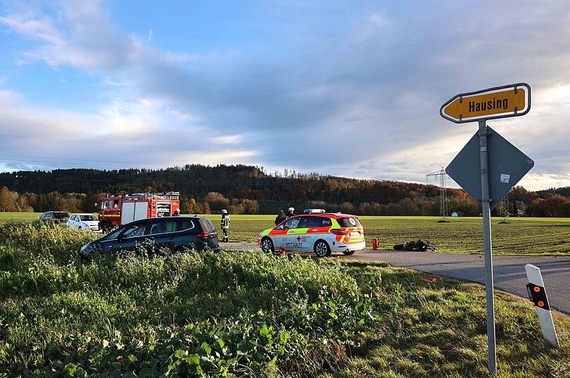Bei dem Zusammenstoß bei Waldkraiburg stirbt der Motorradfahrer noch an der Unfallstelle.