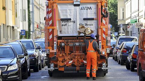 Müllautos bei der Arbeit - ein gewohntes Bild in München. Am Freitag aber werden viele Müllfahrzeuge fehlen, denn Verdi ruft zum ganztägigen Warnstreik auf.