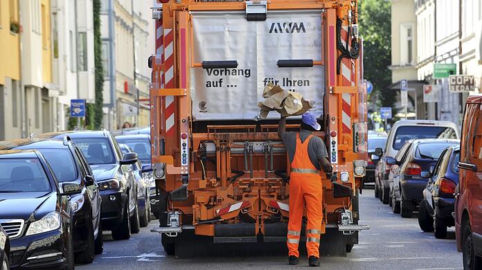 Müllautos bei der Arbeit - ein gewohntes Bild in München. Am Freitag aber werden viele Müllfahrzeuge fehlen, denn Verdi ruft zum ganztägigen Warnstreik auf.