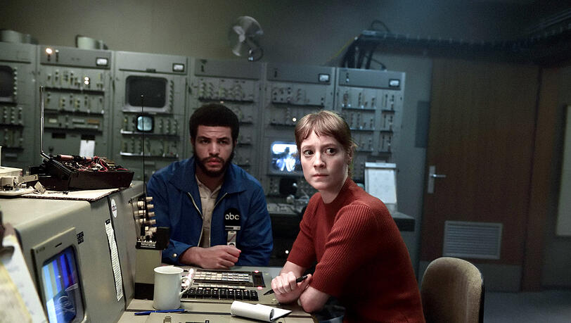 Leonie Benesch mit Marcus Rutherford als Carter in einer Szene des Films „September 5 - The Day Terror Went Live“. Leonie Benesch mit Marcus Rutherford als Carter in einer Szene des Films „September 5 - The Day Terror Went Live“.