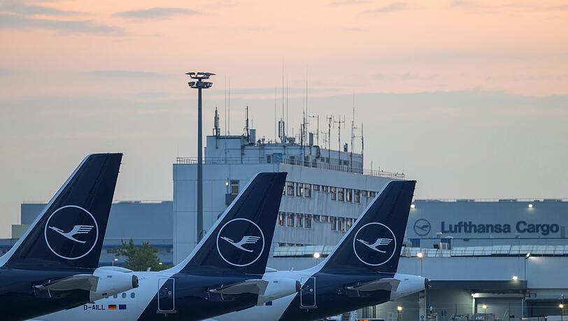 Lufthansa stellt erste Flugzeuge an den Boden.