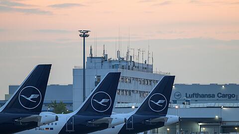 Lufthansa stellt erste Flugzeuge an den Boden.