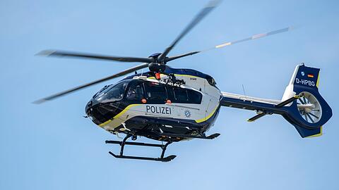 Auch ein Polizeihubschrauber war bei der Suche nach der Familie im Einsatz. (Symbolbild)