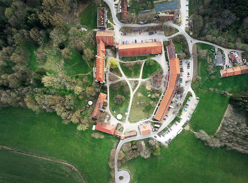 Das gesamte Gel&auml;nde von Schloss Blumenthal von oben.
