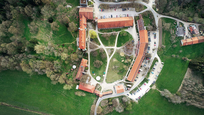 Das gesamte Gelände von Schloss Blumenthal von oben. Das gesamte Gelände von Schloss Blumenthal von oben.