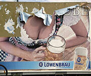 Der Lack ist ab: Nicht nur dieses Löwenbräu-Plakat mit dem Dekolletee ist ramponiert.