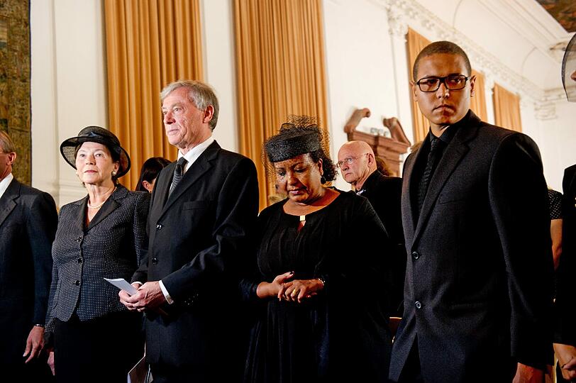 Almaz Böhm (2.v.r), die Witwe von Karlheinz Böhm, und ihr Sohn Nicolas (r) sowie der frühere Bundespräsident Horst Köhler (2.v.l.) und seine Frau Eva Luise.