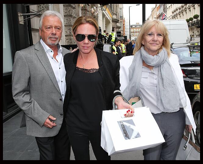 Victoria Beckham eröffnet ihre eigene Mode-Boutique in London. Mit dabei: ihre Eltern, Schwester und natürlich David Beckham.