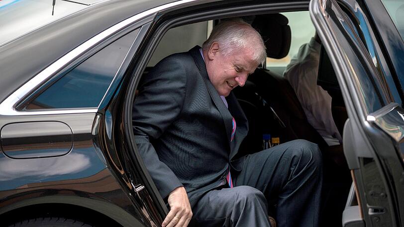 Die gepanzerte Diesel-Limousine von Horst Seehofer stößt 303 Gramm Kohlendioxid pro gefahrenen Kilometer aus.
