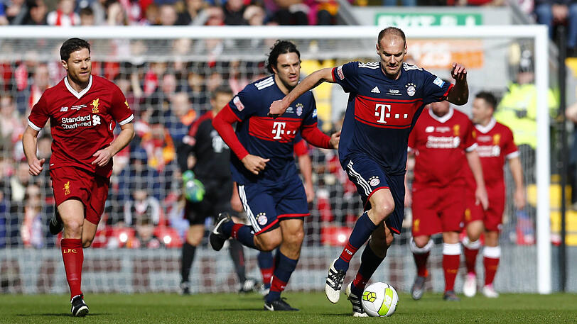 Auf und davon: Alexander Zickler im blauen Trikot des FC Bayern. Xabi Alonso (l.) hat das Nachsehen.