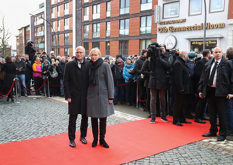 Bürgermeister Peter Tschentscher (SPD)_kommt mit seiner Frau Eva-Maria