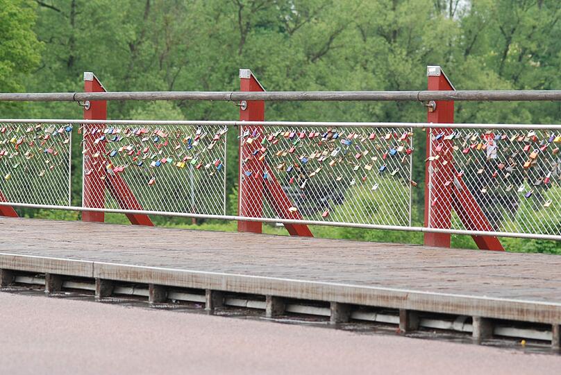 Bunte Liebesversprechen: die Schlösser am Geländer der Tierparkbrücke.