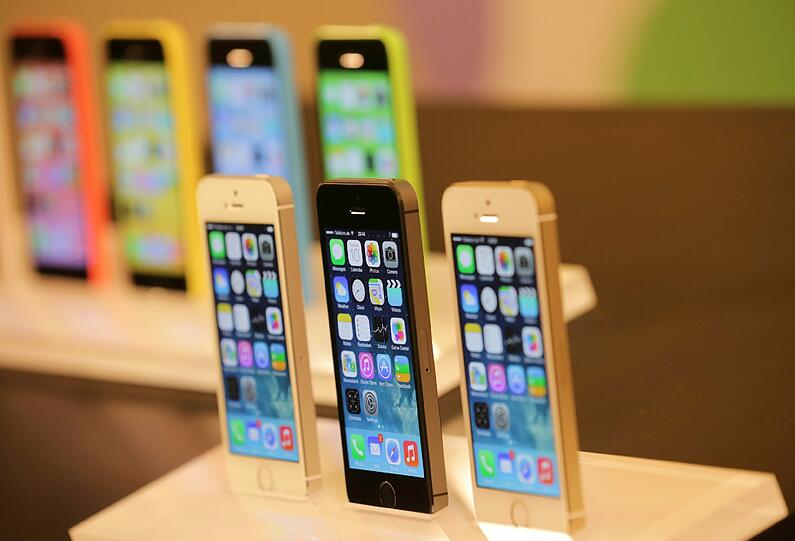 Apple hat erstmals ein neues günstigeres iPhone-Modell vorgestellt. Das Gerät heißt wie erwartet iPhone 5C und hat ein Gehäuse aus Plastik in bunten Farben. Die Bilder aus dem Berliner Apple-Store.