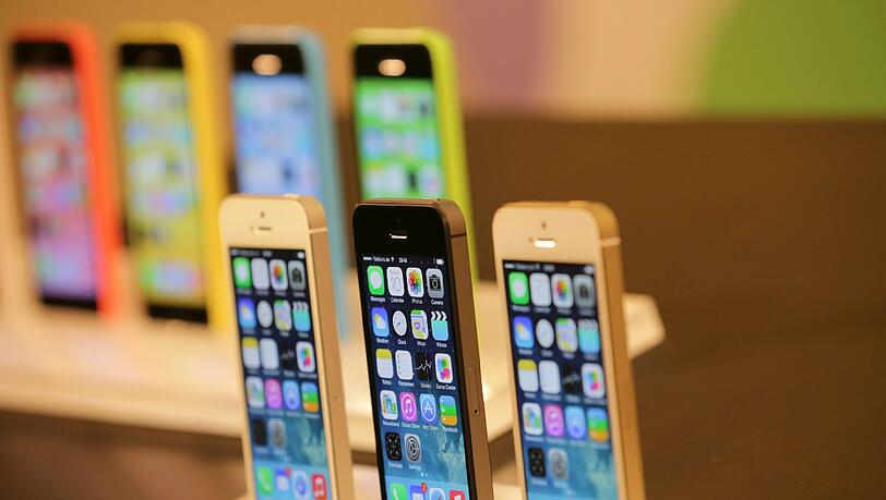 Apple hat erstmals ein neues günstigeres iPhone-Modell vorgestellt. Das Gerät heißt wie erwartet iPhone 5C und hat ein Gehäuse aus Plastik in bunten Farben. Die Bilder aus dem Berliner Apple-Store. Apple hat erstmals ein neues günstigeres iPhone-Modell vorgestellt. Das Gerät heißt wie erwartet iPhone 5C und hat ein Gehäuse aus Plastik in bunten Farben. Die Bilder aus dem Berliner Apple-Store.