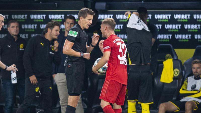 Bayerns Joshua Kimmich (r) diskutiert nach der Gelben Karte mit Schiedsrichter Daniel Siebert. Foto: Guido Kirchner/Archivbild Bayerns Joshua Kimmich (r) diskutiert nach der Gelben Karte mit Schiedsrichter Daniel Siebert. Foto: Guido Kirchner/Archivbild