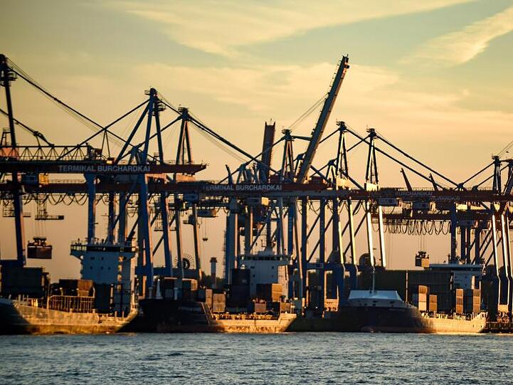 Containerschiffe werden im Hafen bei untergehender Sonne abgefertigt. Deutschland ist laut einer Untersuchung des bayerischen Unternehmerverbands vbw eines der Länder mit den besten Bedingungen für Industrieunternehmen weltweit.
