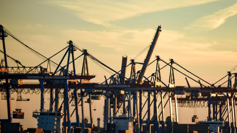 Containerschiffe werden im Hafen bei untergehender Sonne abgefertigt. Deutschland ist laut einer Untersuchung des bayerischen Unternehmerverbands vbw eines der Länder mit den besten Bedingungen für Industrieunternehmen weltweit. Containerschiffe werden im Hafen bei untergehender Sonne abgefertigt. Deutschland ist laut einer Untersuchung des bayerischen Unternehmerverbands vbw eines der Länder mit den besten Bedingungen für Industrieunternehmen weltweit.