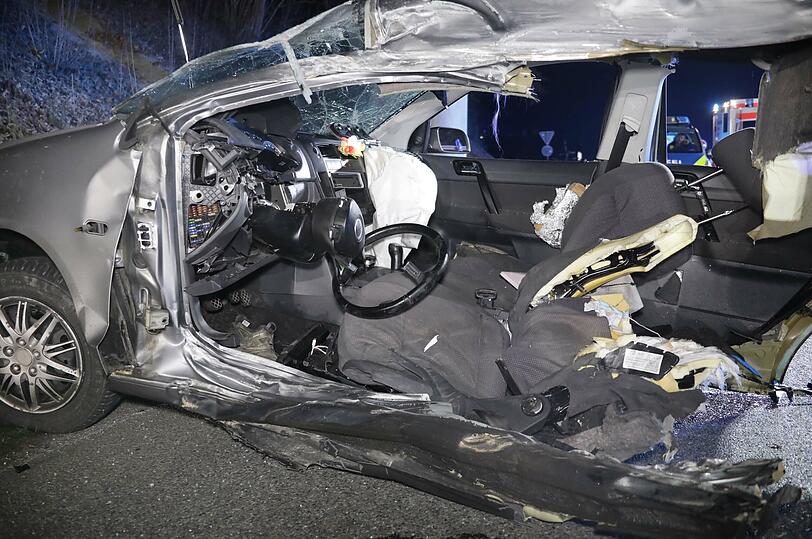 Bilder vom Unfallort in Altötting: Bei dem Crash wurde der Polo in zwei Teile gerissen, der Kleintransporter wurde schwer beschädigt.