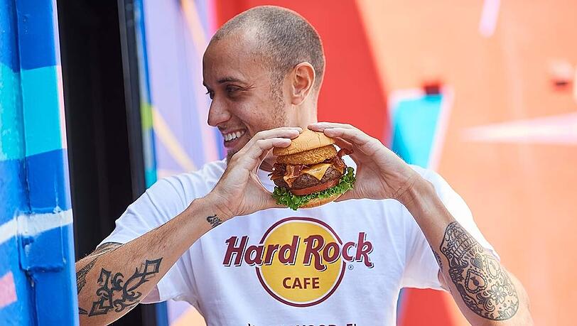 Genießen Sie einen der legendären Burger des Hard Rock Cafe.