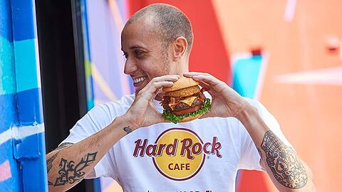 Genießen Sie einen der legendären Burger des Hard Rock Cafe.