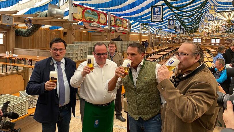 Wiesn-Chef Clemens Baumgärtner (zw. v. li.), Schausteller-Sprecher Peter Bausch, Festhallen-Wirt Peter Schöniger und Schausteller Robert Eckl (v. li.) gönnen sich ein Bier nach dem Probe-Fassanstich vor dem Münchner Frühlingsfest. Wiesn-Chef Clemens Baumgärtner (zw. v. li.), Schausteller-Sprecher Peter Bausch, Festhallen-Wirt Peter Schöniger und Schausteller Robert Eckl (v. li.) gönnen sich ein Bier nach dem Probe-Fassanstich vor dem Münchner Frühlingsfest.