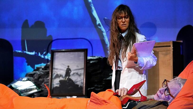 Ulrike Willenbacher (liegend) mit Katharina Bach in Elfriede Jelineks "Asche".