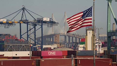 Die EU will die geplanten Gegenzölle auf US-Produkte vorerst nicht in Kraft setzen.