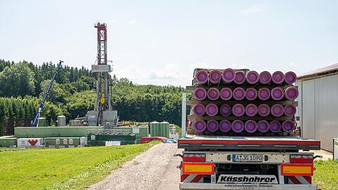 Mit Lastwagen werden die Materialien für die Gasförderung gebracht.