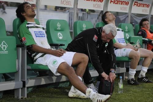 Kraftlos, ratlos, mutlos: Sami Allagui, Team-Arzt Harry Hauer und Kapitän Daniel Felgenhauer (v.l.) nach der Blamage  gegen Rostock.