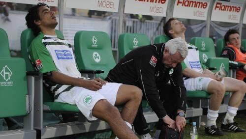Kraftlos, ratlos, mutlos: Sami Allagui, Team-Arzt Harry Hauer und Kapitän Daniel Felgenhauer (v.l.) nach der Blamage gegen Rostock. Kraftlos, ratlos, mutlos: Sami Allagui, Team-Arzt Harry Hauer und Kapitän Daniel Felgenhauer (v.l.) nach der Blamage gegen Rostock.