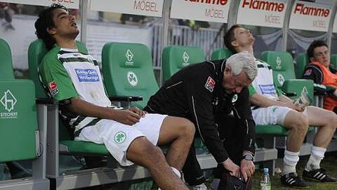 Kraftlos, ratlos, mutlos: Sami Allagui, Team-Arzt Harry Hauer und Kapitän Daniel Felgenhauer (v.l.) nach der Blamage  gegen Rostock.