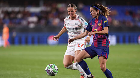 Die beiden aktuell teuersten Fu&szlig;ballerinnen der Welt: Klara B&uuml;hl vom FC Bayern M&uuml;nchen und Aitana Bonmati vom FC Barcelona.