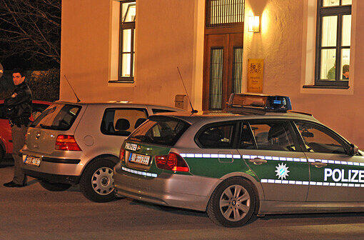 Polizeifahrzeuge stehen am Mittwoch (11.01.2012) vor dem Amtsgericht in Dachau (Oberbayern). Ein Mann hat am Mittwoch während eines Prozesses am Dachauer Amtsgericht einen Staatsanwalt erschossen.