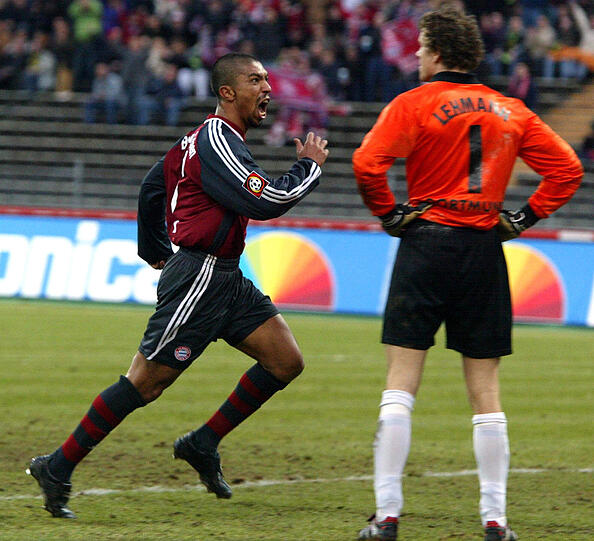 "Da hast Du's, Jens", scheint Givane Elber seinem Kontrahenten im BVB-Tor ins Gesicht zu brüllen. Elber erzielte im Februar 2002 in einer hitzigen Partie nur sieben Minuten vor Ende den späten 1:1-Ausgleich für die Bayern.