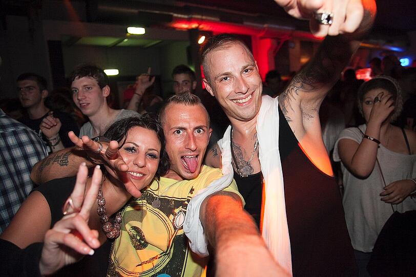 Beste Stimmung in der Theaterfabrik &ndash; dafür sorgen die DJs vom &bdquo;Klangkarussell&ldquo;, nicht nur mit ihrem Hit &bdquo;Sonnentanz&ldquo;.