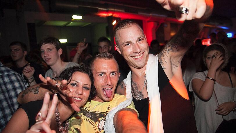 Beste Stimmung in der Theaterfabrik – dafür sorgen die DJs vom „Klangkarussell“, nicht nur mit ihrem Hit „Sonnentanz“. Beste Stimmung in der Theaterfabrik – dafür sorgen die DJs vom „Klangkarussell“, nicht nur mit ihrem Hit „Sonnentanz“.
