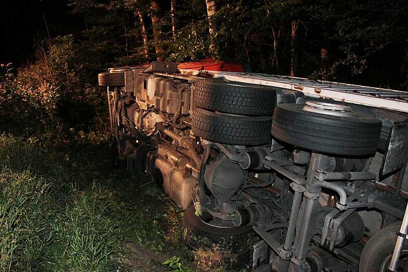 Warum ein aus München kommender Lkw am Montagabend auf der B12 nach rechts umkippt und seinen Fahrer einklemmt, ist nicht bekannt. Der Mann wird in ein Krankenhaus gebracht.