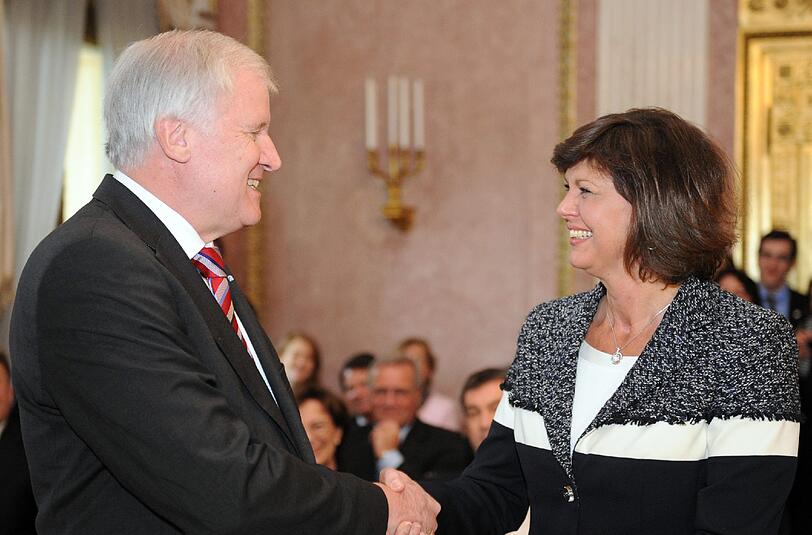 Horst Seehofer übergibt seinen neuen Ministern feierlich und mit reichlich Witz und Frotzeleien. Hier gratuliert er der neuen Wirtschaftsministerin und stellvertretenden Ministerpräsidentin Ilse Aigner.