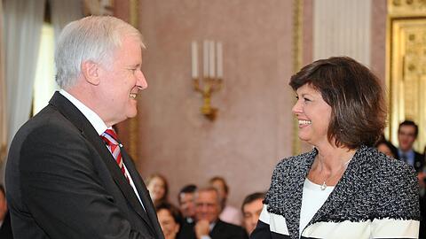 Horst Seehofer übergibt seinen neuen Ministern feierlich und mit reichlich Witz und Frotzeleien. Hier gratuliert er der neuen Wirtschaftsministerin und stellvertretenden Ministerpräsidentin Ilse Aigner.