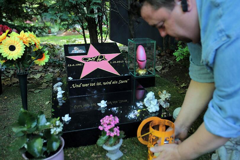 Jetzt hat er den Comedypreis doch noch bekommen: Eine Version in Pink steht jetzt auf dem Grab von Dirk Bach.