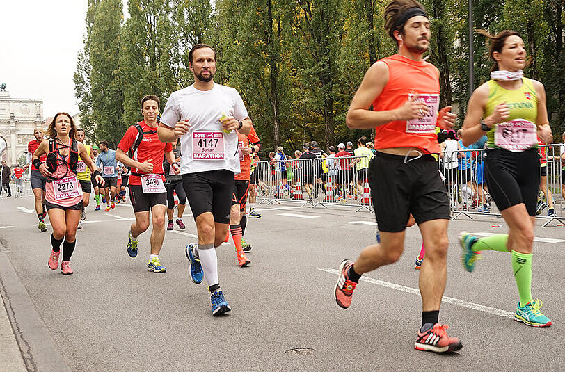 Die Läufer und Läuferinnen des 30. München Marathon am 11.20.2015