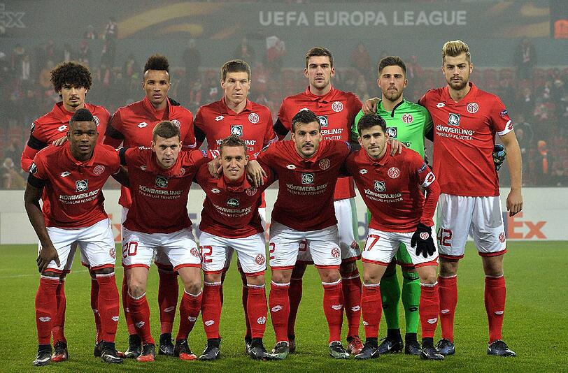 Die Mainzer Mannschaft (hinten, v.l.n.r.): Andre Ramalho, Jean-Philippe Gbamin, Gaetan Bussmann, Stefan Bell, Torwart Jannik Huth, Alexander Hack (vorne, v.l.n.r.) Jhon Curdoba, Fabian Frei, Pablo De Blasis, Giulio Donati, Jairo Samperio.