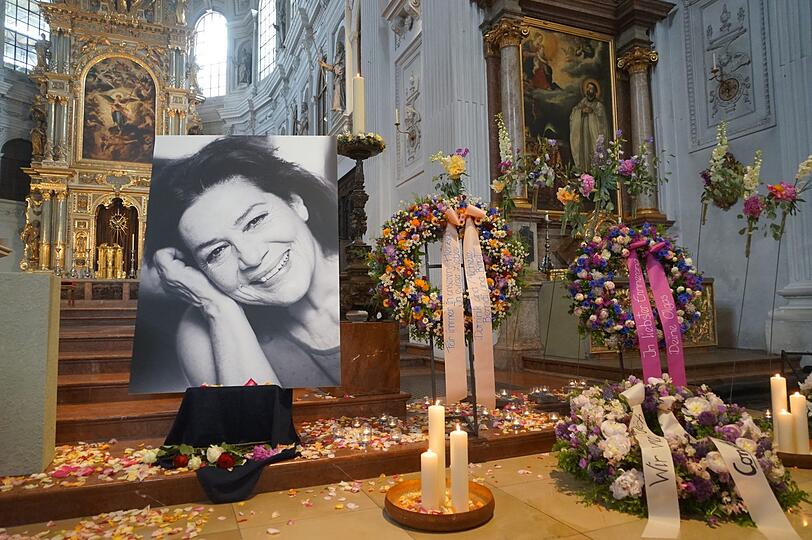 Für die Trauerzeremonie wurden zahlreiche Kränze sowie ein Bild der verstorbenen Hannelore Elsner in der Kirche St. Michael ausgestellt.