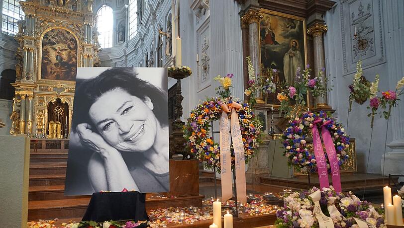 Für die Trauerzeremonie wurden zahlreiche Kränze sowie ein Bild der verstorbenen Hannelore Elsner in der Kirche St. Michael ausgestellt. Für die Trauerzeremonie wurden zahlreiche Kränze sowie ein Bild der verstorbenen Hannelore Elsner in der Kirche St. Michael ausgestellt.