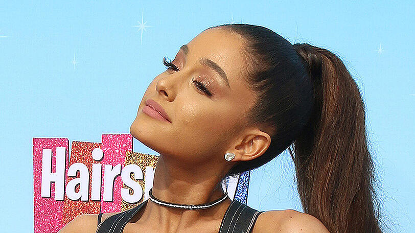 Ob sich Ariana Grande wohl für die Probleme ihrer Fans interessiert?