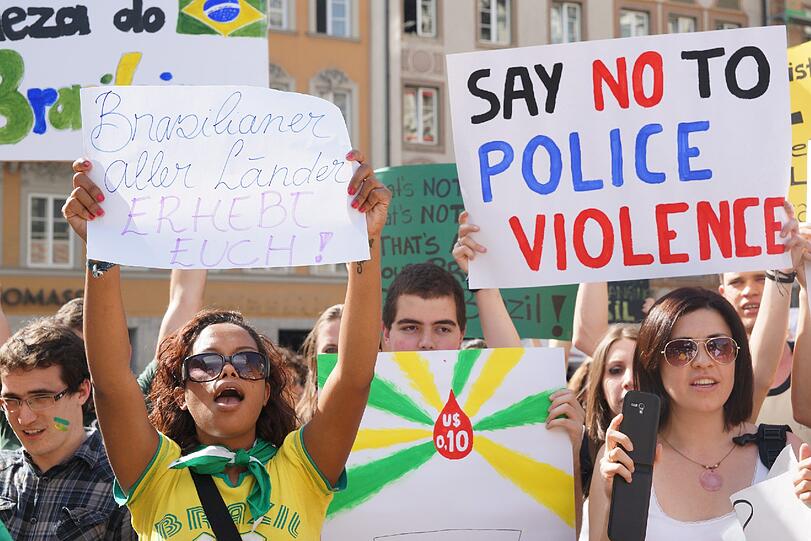 Mehrere Hundert Brasilianer und Brasilianerinnen haben am Marienplatz gegen Zustände in Brasilien demonstriert.